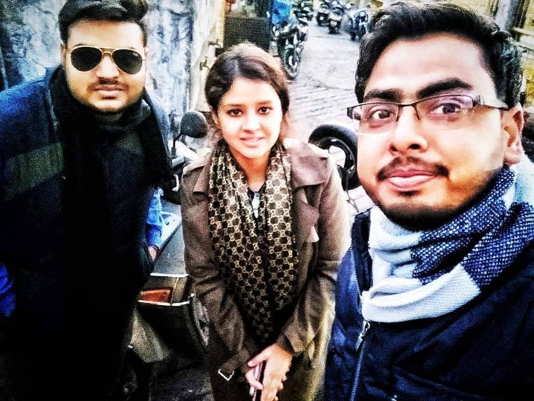 कुछ दिन पहले साक्षी की अपने दोस्तों संग भी तस्वीरें वायरल हुई थीं। कॉलेज डेज के दौरान साक्षी काफी मासूम दिखती थीं।