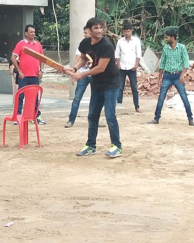 सुशांत सिंह ने यहां के बच्चों के साथ क्रिकेट भी खेला।