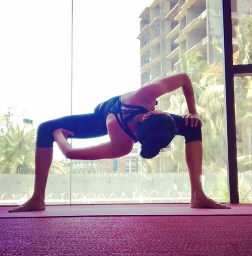 kavita kaushik, kavita kaushik unbelievable yoga aasan, Kavita Kaushik, Tv actress Kavita Kaushik, Kavita Kaushik making people aweful with her yoga, users trolls, users are trolling chandramukhi choutala , entertainment news, bollywood news, television news, entertainment news