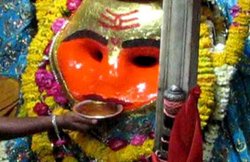 इस मंदिर के बाहर साल के 12 महीने बिकती है शराब, जानें किस भगवान के यहां होते हैं दर्शन