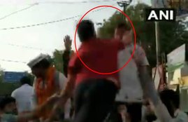 Loksabha Elections 2019, Arvind Kejriwal, CM, Delhi, AAP, Slap, Assault, Man, Road Show, Moti Nagar, South Delhi, Delhi News, India News, National News, Hindi News