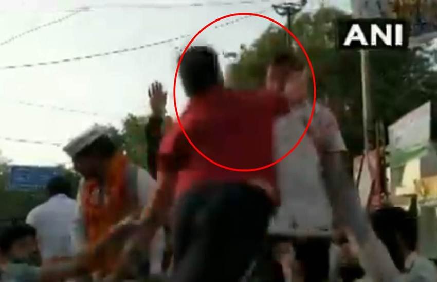 Loksabha Elections 2019, Arvind Kejriwal, CM, Delhi, AAP, Slap, Assault, Man, Road Show, Moti Nagar, South Delhi, Delhi News, India News, National News, Hindi News