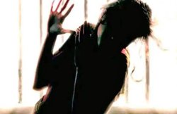 दुकान के बाहर दो घंटे किया इंतजार, बाहर आते ही पत्नी पर फेंका तेजाब, बोला- तलाक का नोटिस भेजने का लिया बदला