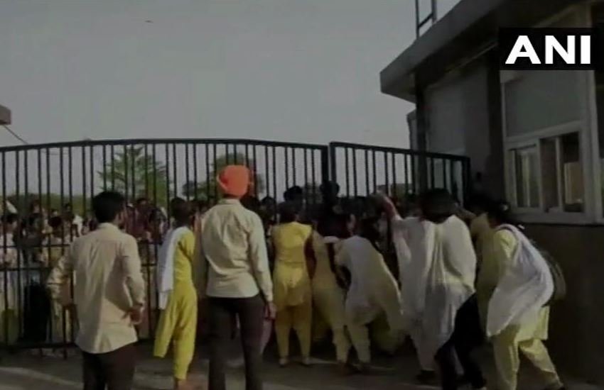पंजाब की अकाल यूनिवर्सिटी में विरोध प्रदर्शन करतीं छात्राएं। फोटो सोर्स : एएनआई