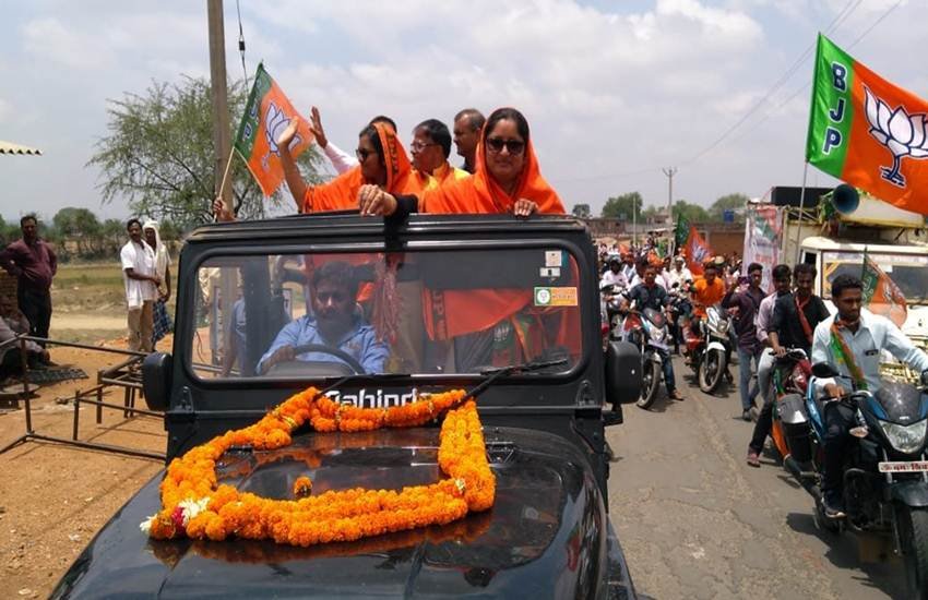झारखंड के कोडरमा से भाजपा प्रत्याशी अन्नपूर्णा देवी रोड शो के दौरान। (Photo: Twitter@Annapurna4BJP)