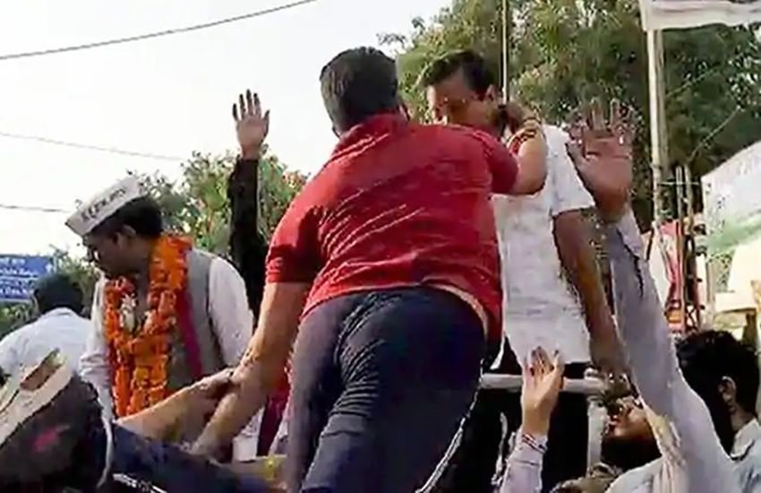 जेड सिक्योरिटी भेदकर अरविंद केजरीवाल को मारा थप्पड़। फोटो सोर्स : इंडियन एक्सप्रेस