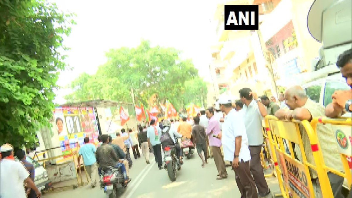 कर्नाटक में चारों ओर पार्टी के कार्यकर्ताओं की चहलाकदमी देखने को मिल रही है।