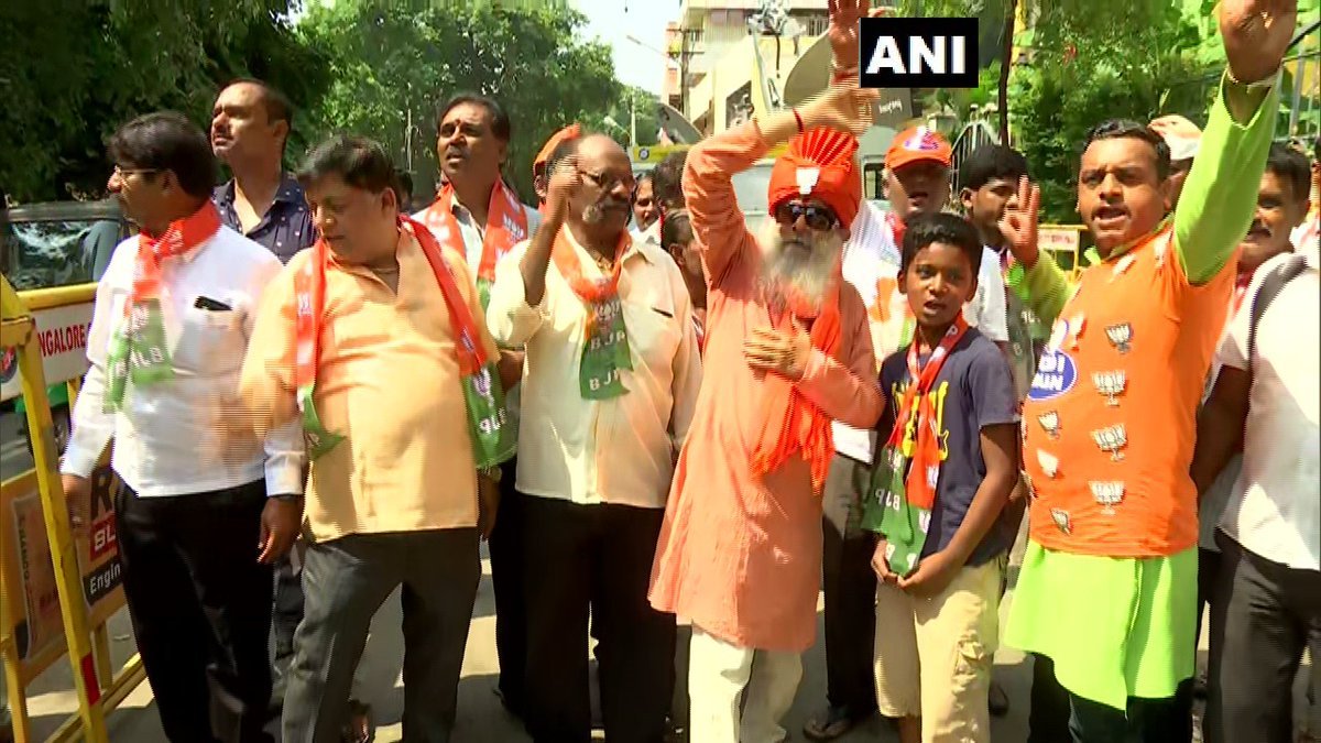 वाराणसी, गुजरात, राजस्थान, यूपी, बिहार, से लेकर कर्नाटक में बीजेपी कार्यकर्ताओं का जोश सातवें आसमान पर है। सभी एक दूसरे को जीत की बधाई दे रहे हैं और जश्न में डूबे नजर आ रहे हैं।