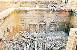 विरासत से खिलवाड़: पाकिस्तान में गुरुनानक महल में तोड़फोड़, कीमती खिड़कियां व दरवाजे बेचे