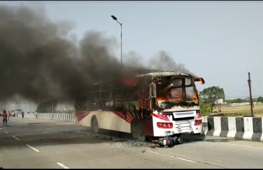 बाइक और बस की टक्कर के बाद लगी आग 
फोटो सोर्स- स्थानीय 