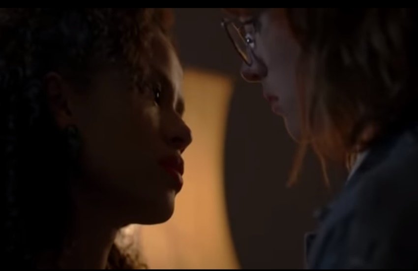 Black Mirror- इसके कई दृश्यों में यॉर्की और केली के बीच काफी सेक्स सीन्स फिल्माए गए हैं। इसमें लेस्बियन रिश्तों को दिखाया गया है।