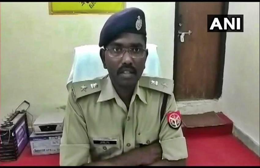पोलिंग अधिकारी और बीजेपी विधायक के बीच झड़प की जानकारी देता पुलिस अधिकारी, फोटो सोर्स- ANI