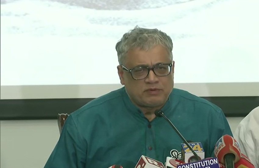 डेरेक ओ ब्रायन ने बीजेपी के ऊपर आरोप लगाया कि बीजेपी ने बाहर से गुंडे बुलाकर हिंसा फैला रहे हैं।(Photo-ANI/Twitter)