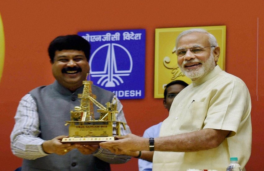 पीएम नरेंद्र मोदी के साथ केंद्रीय मंत्री धर्मेंद्र प्रधान। (फोटो-PTI)