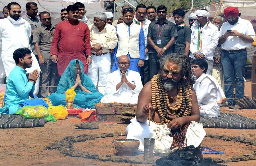 Congress, BJP, Digvijaya Singh, Sadhvi Pragya Singh Thakur, Computer Baba, Amrita Singh, hathyog, Malegaon Blast, Saint,lok sabha, lok sabha election, lok sabha election 2019, lok sabha election 2019 schedule, lok sabha election date, lok sabha election 2019 date, लोकसभा चुनाव, लोकसभा चुनाव 2019, chunav, lok sabha chunav, lok sabha chunav 2019 dates, lok sabha news, election 2019, election 2019 news