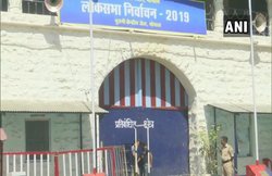 EVM की रक्षा में तैनात सियासी पार्टियों के समर्थक अंताक्षरी खेलकर समय बिता रहे हैं