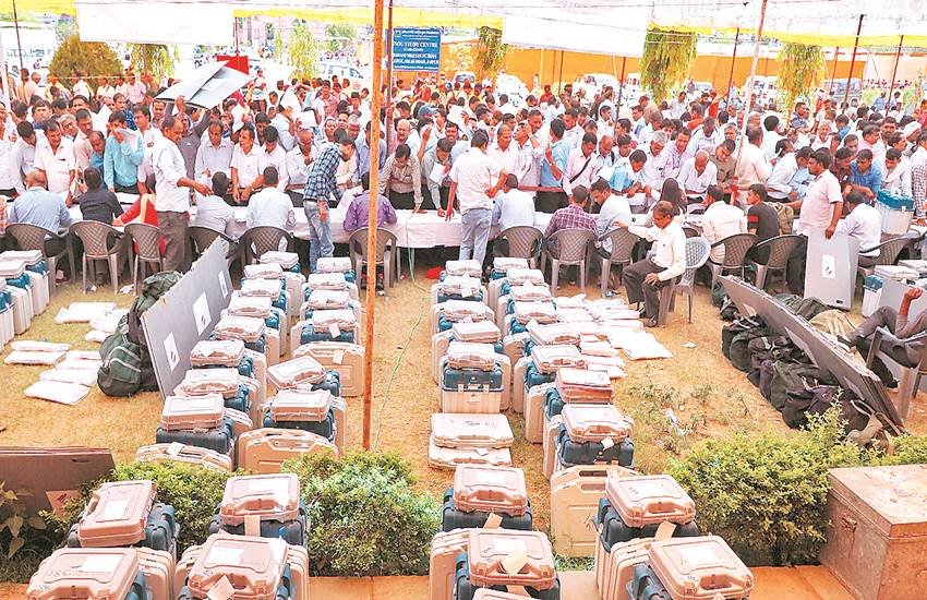 राजस्थान में दूसरे चरण के लिए सोमवार को 12 लोकसभा सीटों पर होने वाले मतदान में भाजपा और कांग्रेस के कई दिग्गजों की प्रतिष्ठा दांव पर लगी है। 