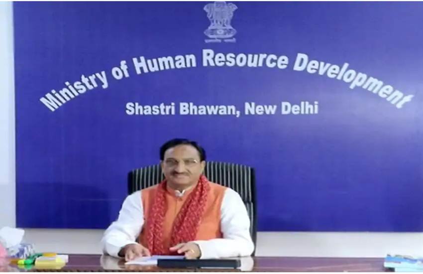 इस बीच, संजय शामराव धोत्रे ने मानव संसाधन विकास राज्य मंत्री के रूप में पदभार ग्रहण किया