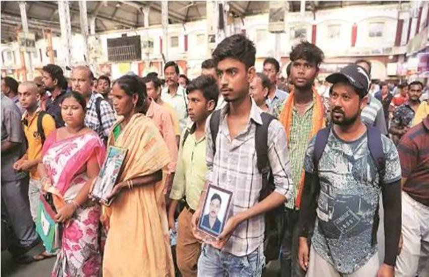पीएम मोदी के शपथ समारोह में जाने के लिए तैयार पश्चिम बंगाल में राजनीतिक हिंसा के शिकार हुए बीजेपी कार्यकर्ताओं के परिजन। ( एक्सप्रेस फोटो/ Partha Paul)