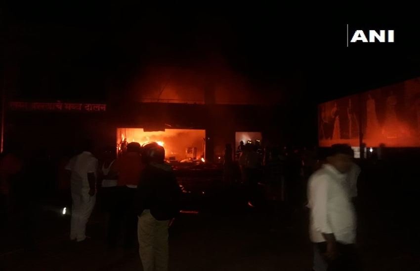 पुणे के एक कपड़ा गोदाम में लगी आग। फोटो सोर्स : एएनआई