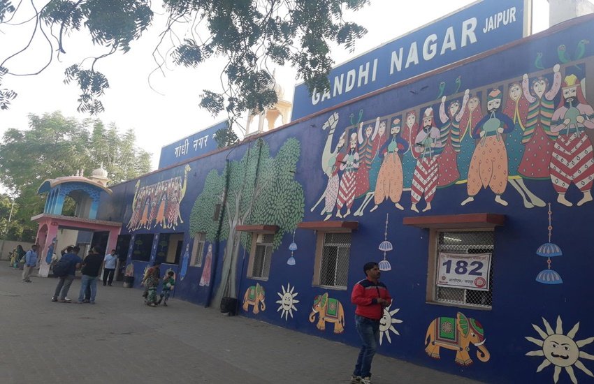 गांधी नगर रेलवे स्टेशन की तस्वीर। (Photo: indiarailinfo.com)