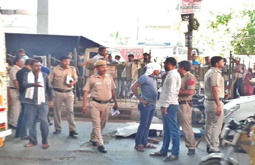 गैंग वॉर के बाद मौके पर पहुंची पुलिस, फोटो सोर्स- ट्विटर (@AkashTy86588674)