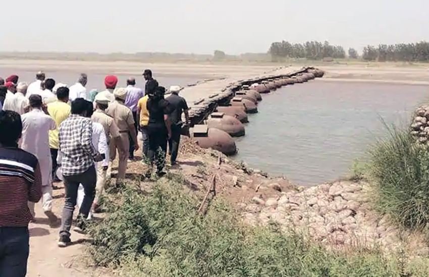 अंतर्राष्ट्रीय सीमा के पास बसे गुरदासपुर जिले के गांव मकोड़ा पाटन में रावी नदी पर पैंटून पुल बना हुआ है। देश के दूसरे इलाकों में जाने के लिए यहां के लोगों के पास एकमात्र यही रास्ता है। फोटो सोर्स : इंडियन एक्सप्रेस