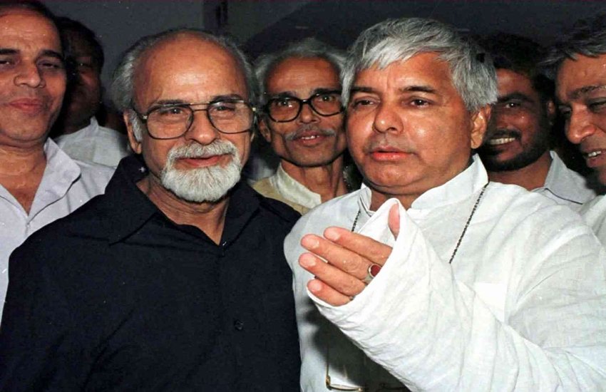 पूर्व प्रधानमंत्री इंदर कुमार गुजराल के साथ लालू यादव। (फोटो- रॉयटर्स)