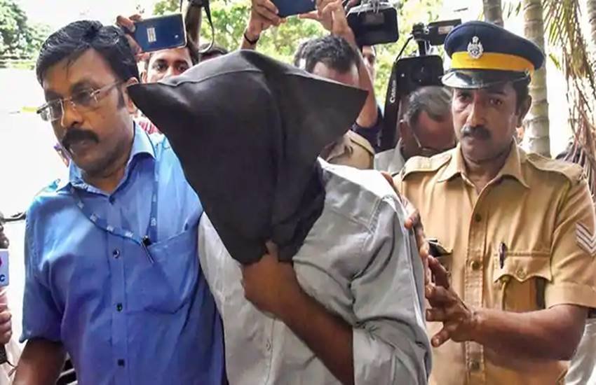 रियाज अबूबकर को ले जाती NIA, फोटो सोर्स- PTI