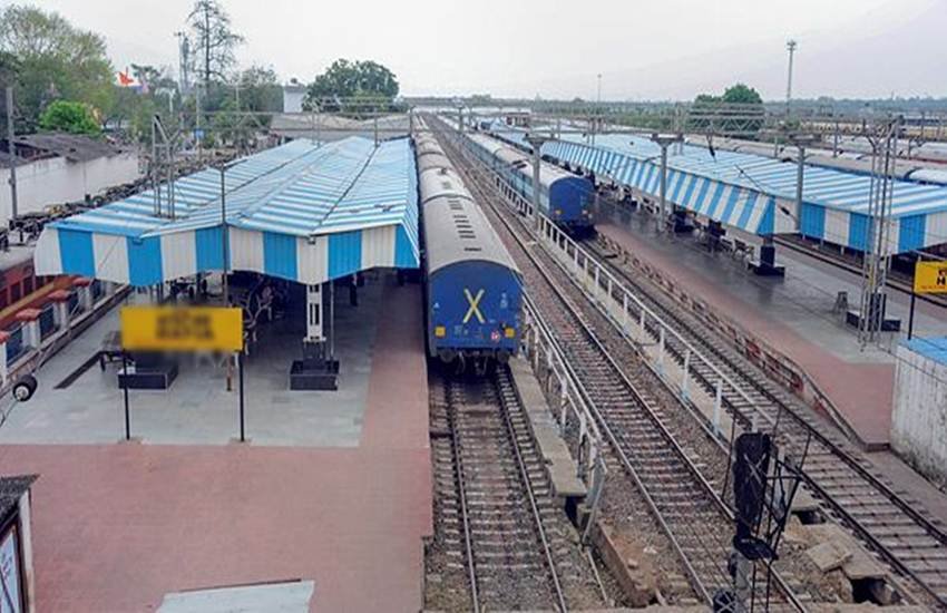 चक्रवाती तूफान फणी की वजह से कई ट्रेनें रद्द। (Photo: PTI)