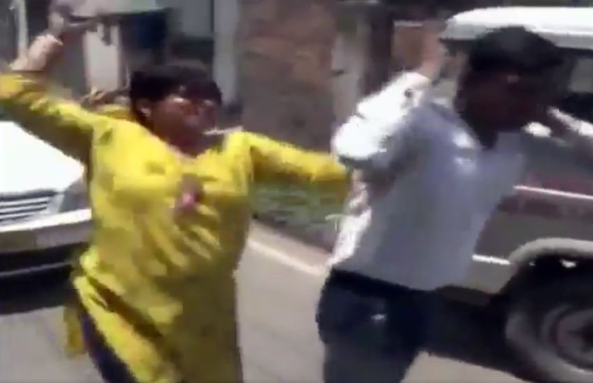 एंटी करप्शन अफसर बनकर मांगे 50 हजार, महिला ने चप्पलों से पीटा। फोटो सोर्स : एएनआई