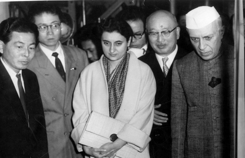 देश के पहले प्रधानमंत्री जवाहर लाल नेहरू अपनी बेटी और पूर्व पीएम इंदिरा गांधी के साथ। (एक्सप्रेस आर्काइव) देश के पहले प्रधानमंत्री जवाहर लाल नेहरू अपनी बेटी और पूर्व पीएम इंदिरा गांधी के साथ। (एक्सप्रेस आर्काइव)