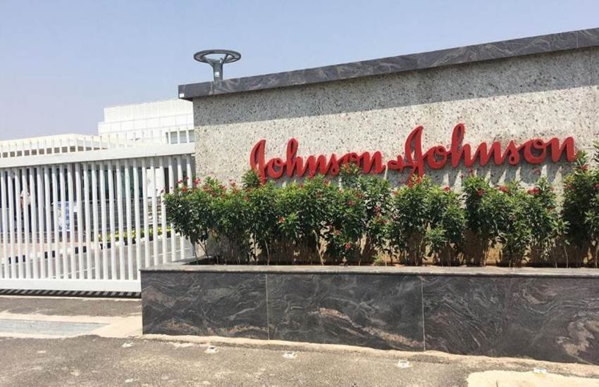 Johnson and Johnson एक अमेरिकी कंपनी है, जो बच्चों के कॉस्मेटिक प्रॉडक्ट जैसे शैंपू, तेल, टेलकम पाउडर बनाती है। (फोटो सोर्स: रॉयटर्स)