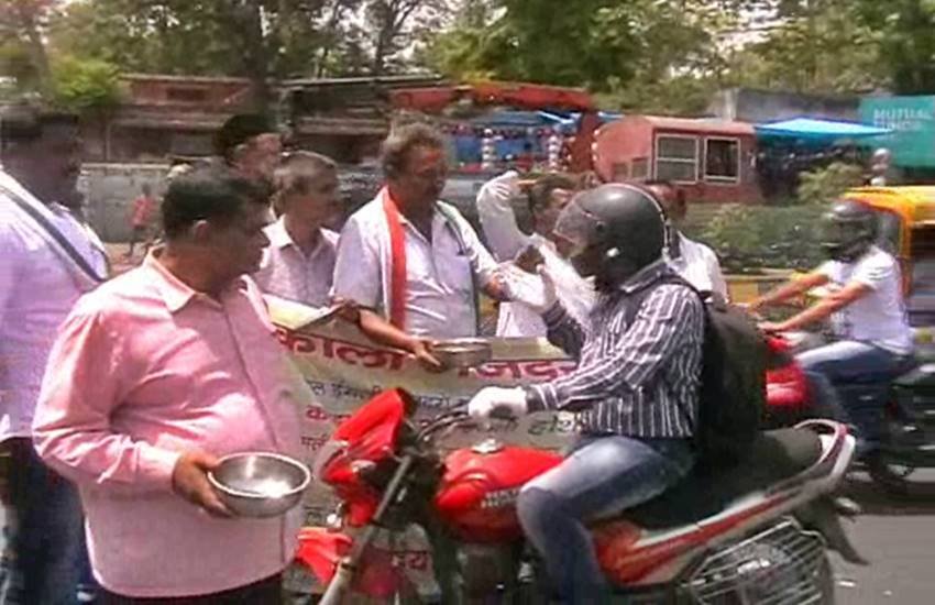 भीख मांगकर विरोध करते लाल इमली के मजदूर, फोटो सोर्स- स्थानीय