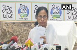 Loksabha Elections 2019: CM ममता बनर्जी का वार, ‘पश्चिम बंगाल में वक्त से पहले प्रचार थामना असंवैधानिक, चुनाव आयोग का PM नरेंद्र मोदी को उपहार’