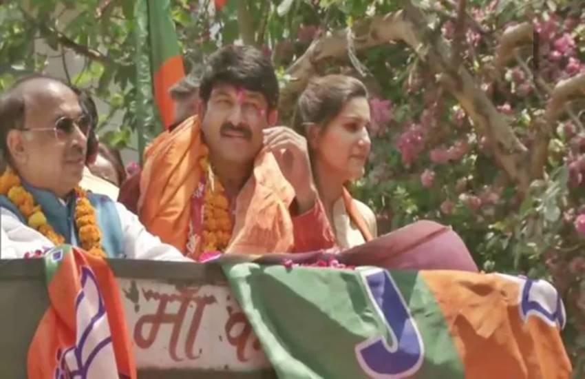 रोड शो के दौरान मनोज तिवारी, सपना चौधरी और विजय गोयल, फोटो सोर्स- ANI रोड शो के दौरान मनोज तिवारी, सपना चौधरी और विजय गोयल, फोटो सोर्स- ANI