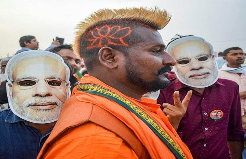 प्रधानमंत्री नरेंद्र मोदी की रैली के दौरान समर्थक। (Photo: PTI) प्रधानमंत्री नरेंद्र मोदी की रैली के दौरान समर्थक। (Photo: PTI)