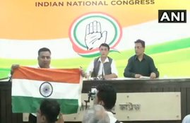 Loksabha Elections 2019, Congress, Press Conference, Unknown Man, Tricolor, National Flag, BJP, CM, Yogi Adityanath, Rahul Gandhi, Elections News, India News, Hindi News