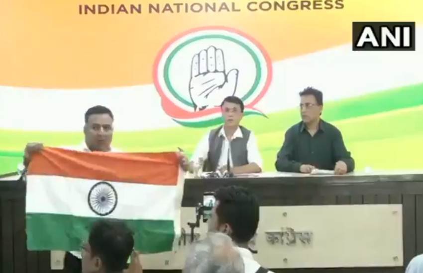 Loksabha Elections 2019, Congress, Press Conference, Unknown Man, Tricolor, National Flag, BJP, CM, Yogi Adityanath, Rahul Gandhi, Elections News, India News, Hindi News