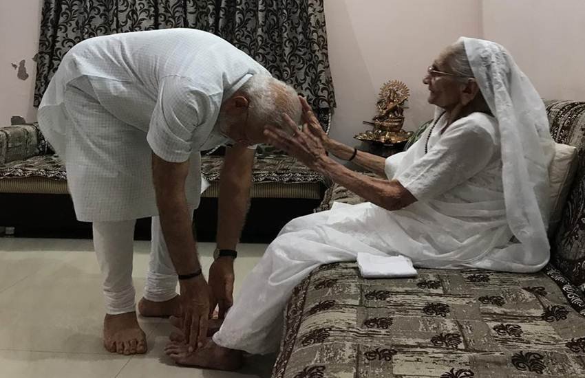 नरेंद्र मोदी अपनी मां से आशीर्वाद लेते हुए। (Photo: ANI)