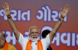 मोदी के दूसरी बार प्रधानमंत्री बनने की खुशी में भाजपा पार्षद ने पॉलिश किए आम लोगों के जूते