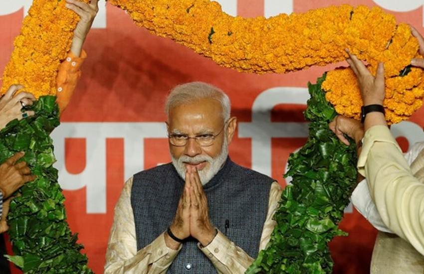शानदार जनादेश के बाद कार्यक्रम में लोगों का अभिवादन स्वीकारते हुए पीएम मोदी। (फाइल फोटो)