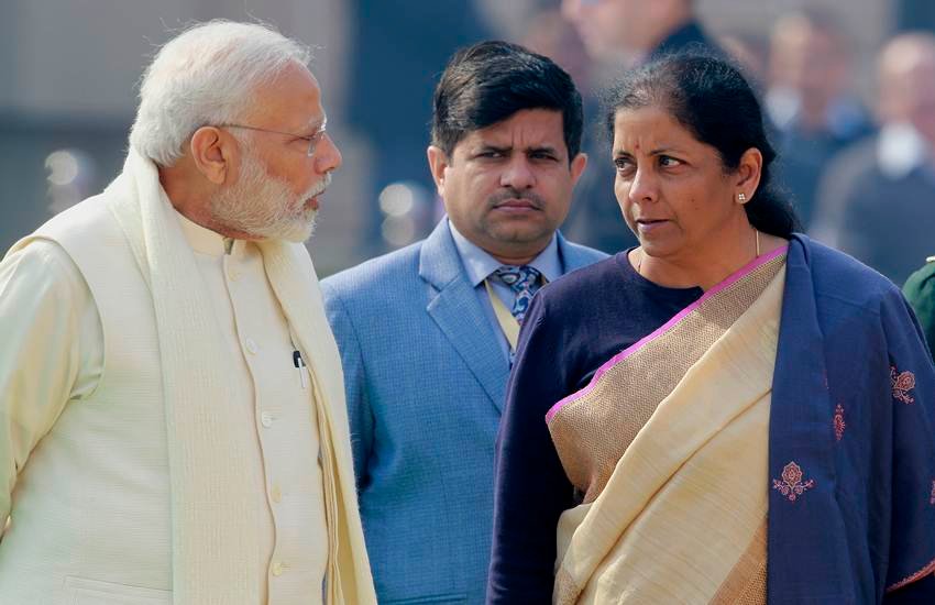 पीएम मोदी से बातचीत करते हुए वित्त मंत्री निर्मला सीतारमण। (एक्सप्रेस आर्काइव फोटोः प्रवीण खन्ना) 