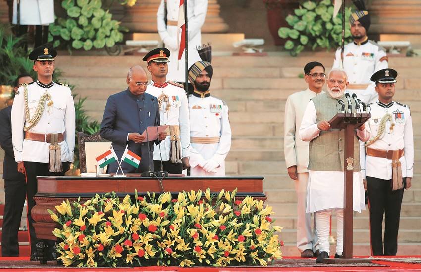नई दिल्ली में गुरुवार को नरेंद्र मोदी को प्रधानमंत्री पद की शपथ दिलाते राष्ट्रपति रामनाथ कोविंद। 