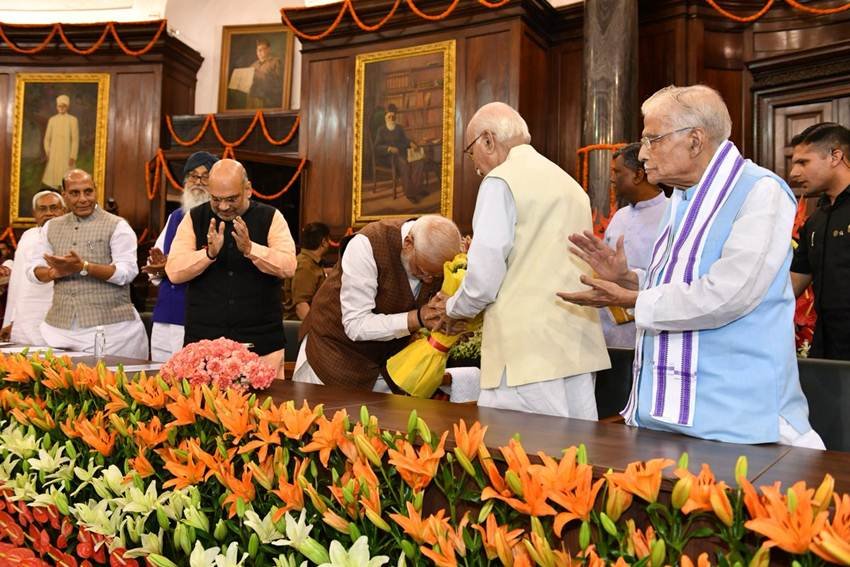 एनडीए संसदीय दल का नेता चुने जाने के बाद भाजपा के वरिष्ठ नेता लालकृष्ण आडवाणी से आशीर्वाद लेते नरेंद्र मोदी (Photo: Twitter@narendramodi)