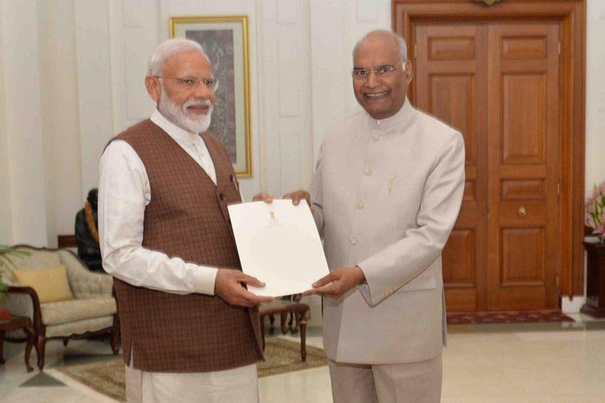 राष्ट्रपति रामनाथ कोविंद ने शनिवार को प्रधानमंत्री नरेंद्र मोदी से मंत्रिपरिषद और अपने शपथग्रहण की तिथि पर निर्णय करने के लिए कहा। राष्ट्रपति भवन की ओर से जारी एक विज्ञप्ति में बताया गया कि राष्ट्रपति ने साथ ही मोदी को भारत के प्रधानमंत्री पद पर नियुक्त कर दिया। इसमें कहा गया है कि कोविंद ने मोदी से अनुरोध किया कि वे उन्हें उन अन्य सदस्यों के नाम सुझायें जिन्हें केंद्रीय मंत्रिपरिषद के सदस्यों के तौर पर नियुक्त किया जाना है। उन्होंने मोदी से साथ ही यह भी कहा कि वे राष्ट्रपति भवन में आयोजित होने वाले शपथग्रहण समारोह की तिथि और समय बतायें। (Photo: Twitter@rashtrapatibhvn)