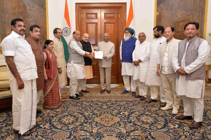 लोकसभा चुनाव में बहुमत के बाद भाजपा अध्यक्ष अमित शाह के नेतृत्व में राष्ट्रीय जनतांत्रिक गठबंधन (राजग) के एक प्रतिनिधिमंडल ने राष्ट्रपति भवन में राष्ट्रपति से मुलाकात की। इस प्रतिनिधिमंडल में प्रकाश सिंह बादल, राजनाथ सिंह, नीतीश कुमार, रामविलास पासवान, सुषमा स्वराज, उद्धव ठाकरे, नितिन गडकरी, के पलानीसामी, कोनराड संगमा और नेफियू रियो शामिल थे। इस दौरान एक पत्र राष्ट्रपति को सौंपा गया जिसमें कहा गया है कि नरेंद्र मोदी को भाजपा संसदीय दल का नेता चुन लिया गया है। राजग के घटक दलों के समर्थन वाले पत्र भी राष्ट्रपति को सौंपे गए। (Photo: Twitter@narendramodi)