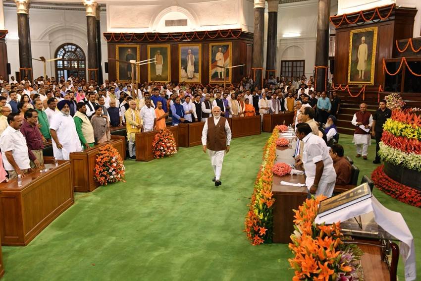संसद के केंद्रीय कक्ष में भाजपा सांसदों एवं राजग नेताओं की बैठक में नरेन्द्र मोदी को पहले भाजपा संसदीय दल का नेता और फिर सर्वसम्मति से राजग का नेता चुना गया। इस दौरान सांसदों के बीच से हरी कालीन पर गुजरते हुए नरेंद्र मोदी (Photo: Twitter@narendramodi)