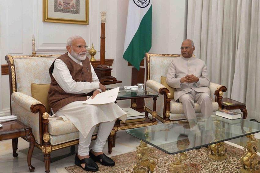 नरेंद्र मोदी शनिवार की शाम राष्ट्रपति भवन में राष्ट्रपति से भाजपा संसदीय दल के नेता के तौर पर मुलाकात करने के लिए पहुंचे जिसे 17वीं लोकसभा के लिए आम चुनाव के बाद सदन में बहुमत मिला है।(Photo: Twitter@rashtrapatibhvn)