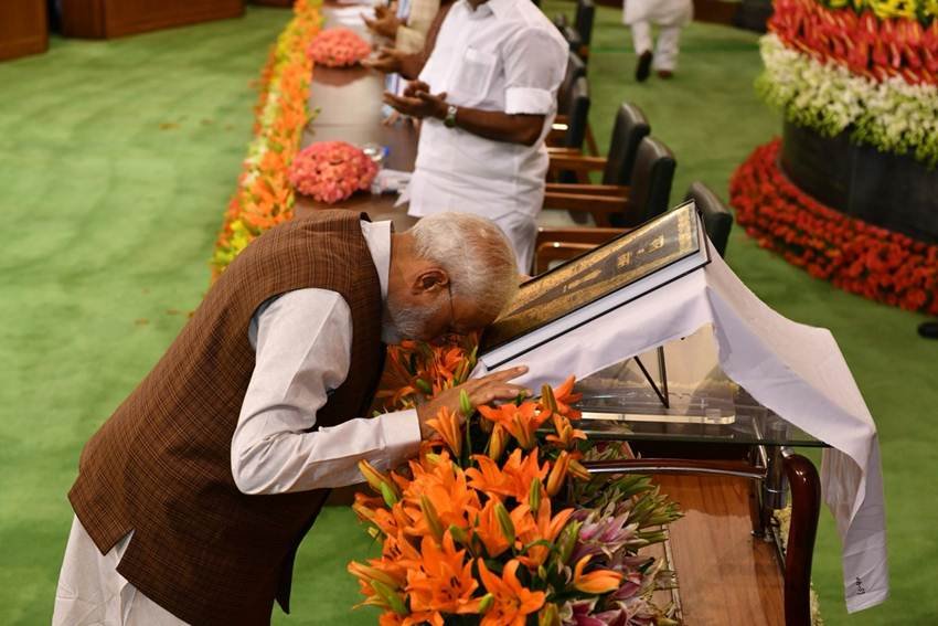 प्रधानमंत्री के तौर पर अपनी दूसरी पारी शुरू करने जा रहे नरेन्द्र मोदी ने ‘‘सबका साथ-सबका विकास, सबका विश्वास’’ के लक्ष्य को अपनी नयी सरकार के मूल मंत्र के तौर पर पेश करते हुए शनिवार को कहा कि हिन्दुस्तान को नयी ऊंचाइयों पर ले जाने के लिए ‘‘हमें अल्पसंख्यकों सहित सभी का विश्वास जीतना है ।’’उन्होंने यह बात संसद के केंद्रीय कक्ष में राजग एवं भाजपा नेताओं को संबोधित करते हुए कही। मोदी ने अपने भाषण से पहले केन्द्रीय कक्ष में रखी भारतीय संविधान की प्रति के पास जाकर उसे सिर झुकाकर नमन किया। मोदी ने गरीबों एवं अल्पसंख्यकों का उल्लेख करते हुए कहा, ‘‘देश में गरीब एक राजनीतिक संवाद-विवाद का विषय रहा।...गरीबों के साथ जो छल चल रहा था, उस छल में हमने छेद किया है और सीधे गरीब के पास पहुंचे हैं।’’ उन्होंने अल्पसंख्यक वर्ग को परोक्ष संदेश देते हुए कहा कि जैसा छल गरीब के साथ हुआ, वैसा ही अल्पसंख्यक के साथ हुआ। उन्हें ‘‘भ्रमित-भयभीत’’ रखा गया। उन्होंने कहा कि वोट बैंक की राजनीति में छलावा, काल्पनिक भय बनाया गया और उन्हें दबाकर रखा गया। (Photo: Twitter@narendramodi)